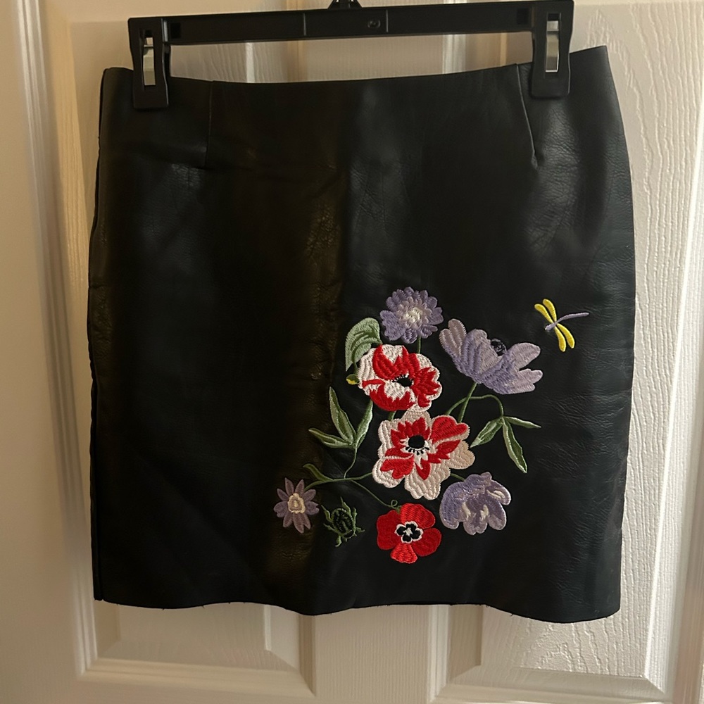 H&M Skirt Women's 6 Faux Leather Black Mini Skirt Embroidered Floral